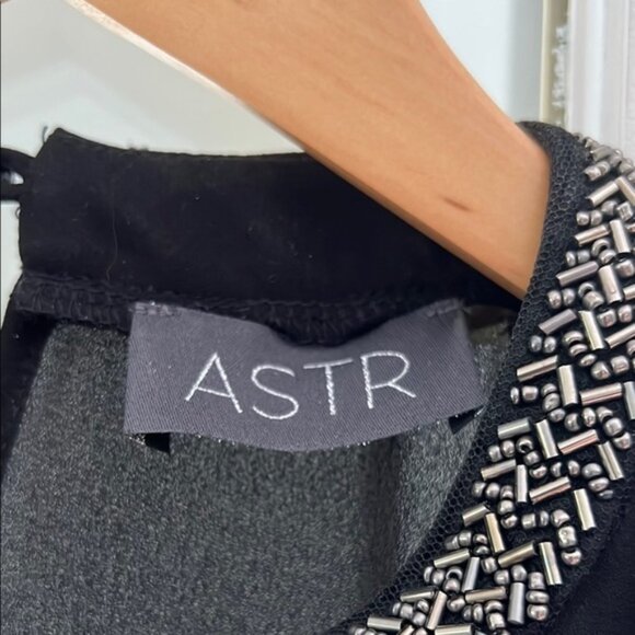 Elegant Black Sleeveless Top with Embellished Neckline - Picture 2 of 5